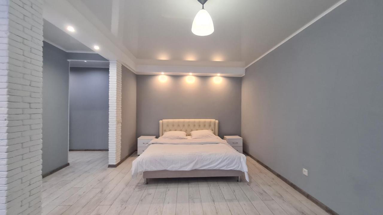 Apartaments On Vulytsia Heroiv Ato 32 クルィヴィーイ・リーフ エクステリア 写真
